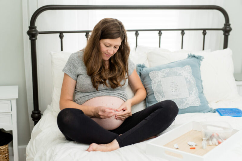 pregnant woman with gestational diabetes preparing for insulin shot