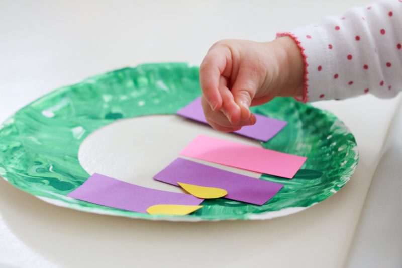 Paper Plate Advent Wreath Craft for Kids | decorate a painted paper plate and add paper candles and flames for each week of Advent | easy craft for kids and toddlers | Christmas crafts for kids | toddler Christmas craft | Crazy Together blog #christmascrafts #christmas #craftsforkids #adventcraft #advent